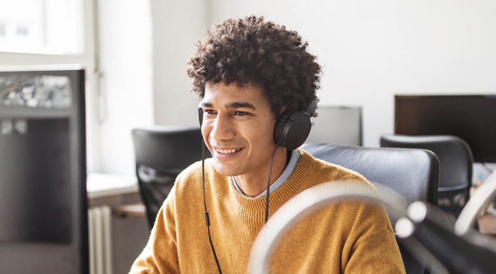 Junger Mann nutzt Youtube am PC im Bild-im-Bild-Modus.