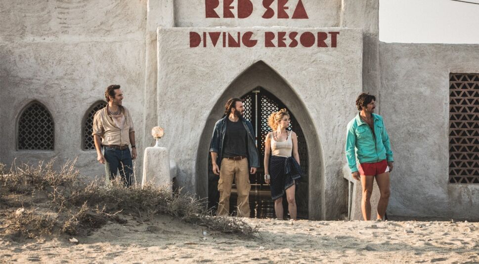 Alex Hassell, Alessandro Nivola, Chris Evans, Haley Bennett und Michiel Huisman in The Red Sea Diving Resort