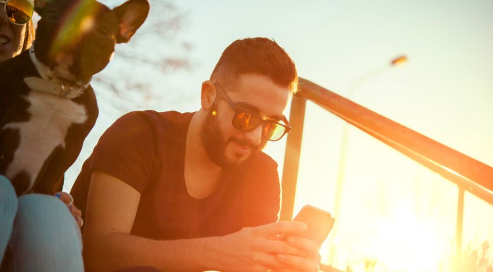 Ein junger Mann testet den neuen QR-Code von WhatsApp.