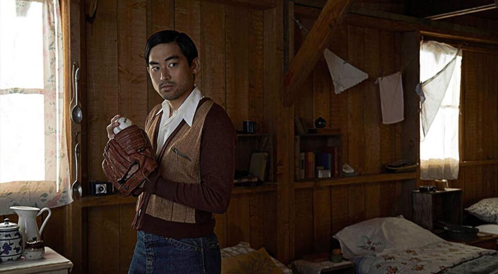 Derek Mio als Chester Nakayama