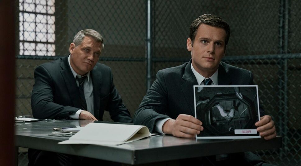 Holden Ford (Jonathan Groff) und Bill Tench (Holt McCallany) in Mindhunters Staffel 2