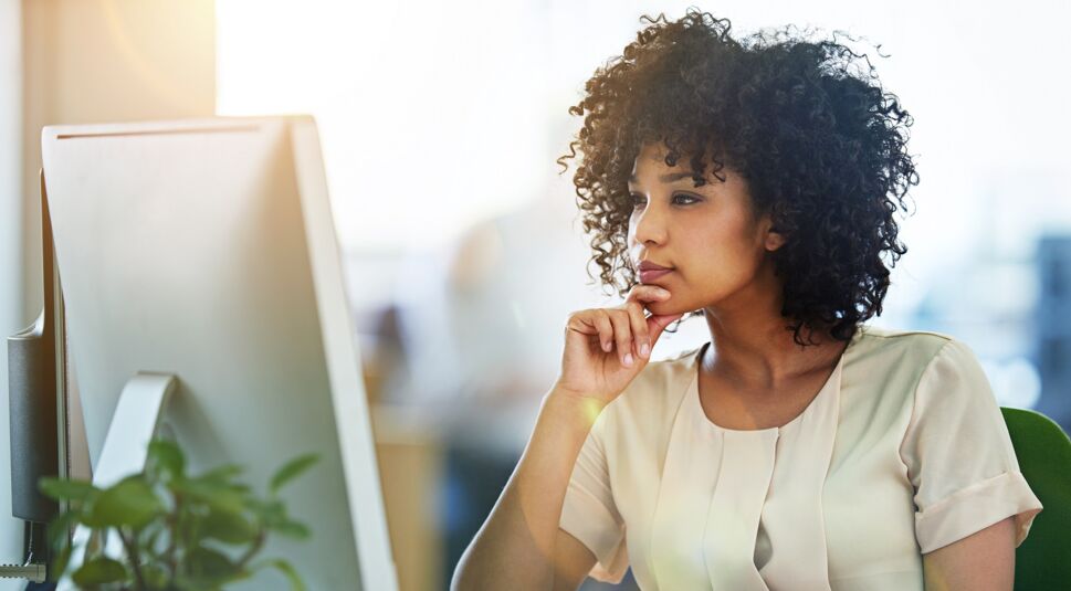Junge Frau kopiert einen Ordner in Google Drive