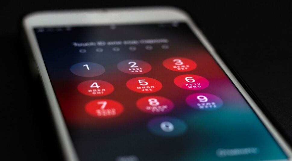 Am iPhone ein Passwort eintippen.