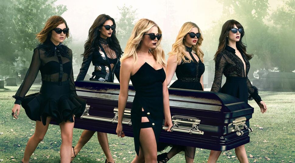 Shay Mitchell, Lucy Hale und Sasha Pieterse in Pretty Little Liars