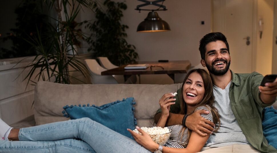 Pärchen schaut zusammen Netflix