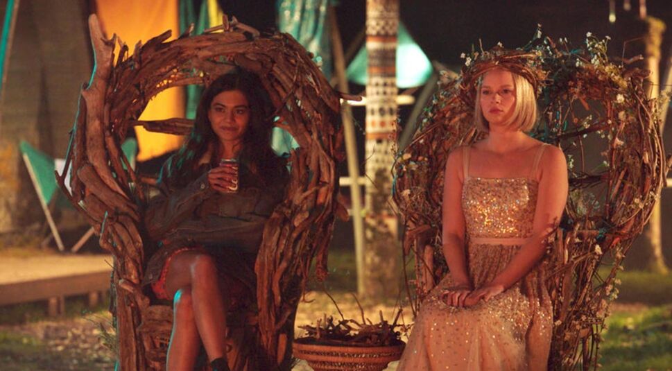 LISA AMBALAVANAR als Mia und Ellie Duckles als Amber in BBCs The A List bei Netflix.