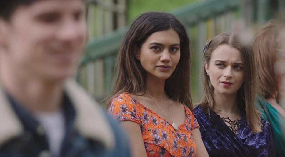 Mia (Lisa Ambalavanar ) und Dev (Jacob Dudman).