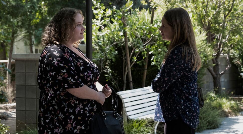  Karen DuVall (Merritt Wever, rechts) befragt ein Opfer des Vergewaltigers | © Beth Dubber/Netflix