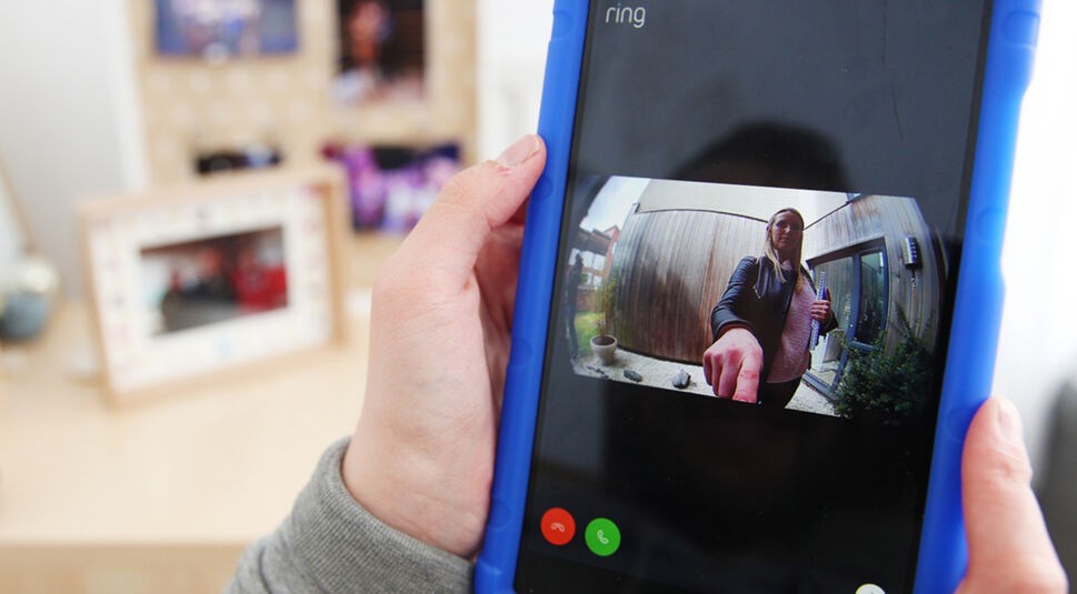 Durch die Services des "Connected Living" Projekts können die Teilnehmer über das Tablet sehen, wer an der Tür klingelt. Foto: Vodafone Group