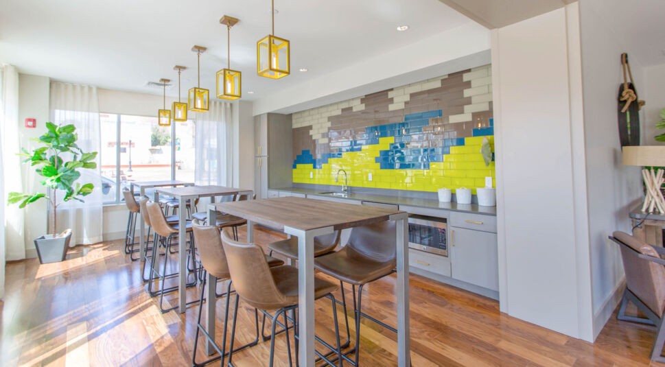 Ein Co-Working-Space hat eine Küche