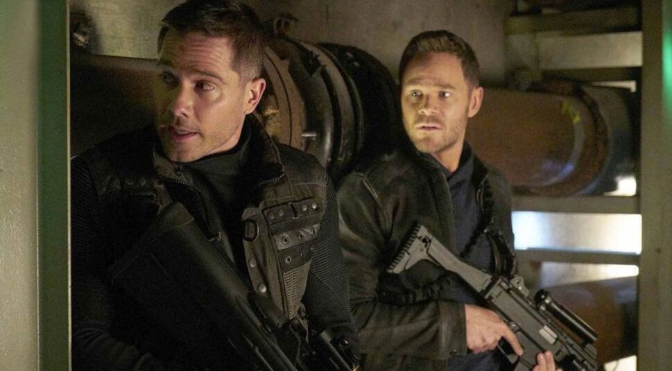 Luke Macfarlane und Aaron Ashmore in Killjoys Staffel 4