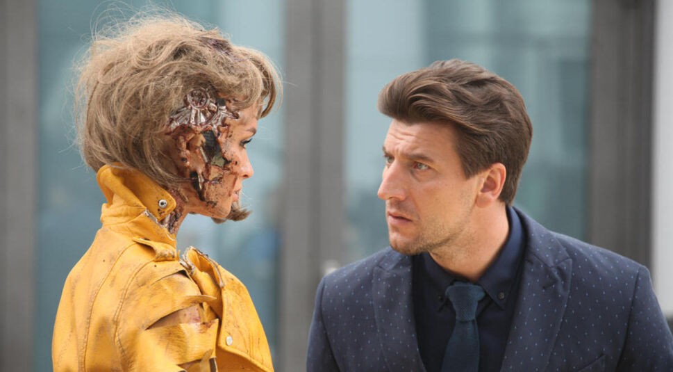  Victor (r., gespielt von Aleksandr Ustyugov) konfrontiert seinen Bot Arisa (l.), gespielt von Paulina Andreeva | © Yellow, Black & White