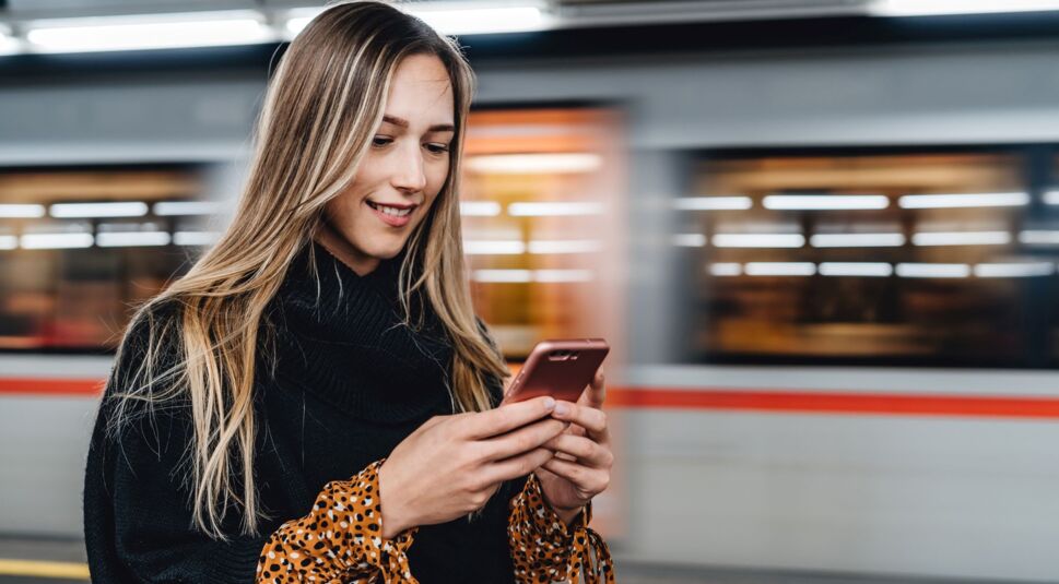 Frau tippt am Smartphone.