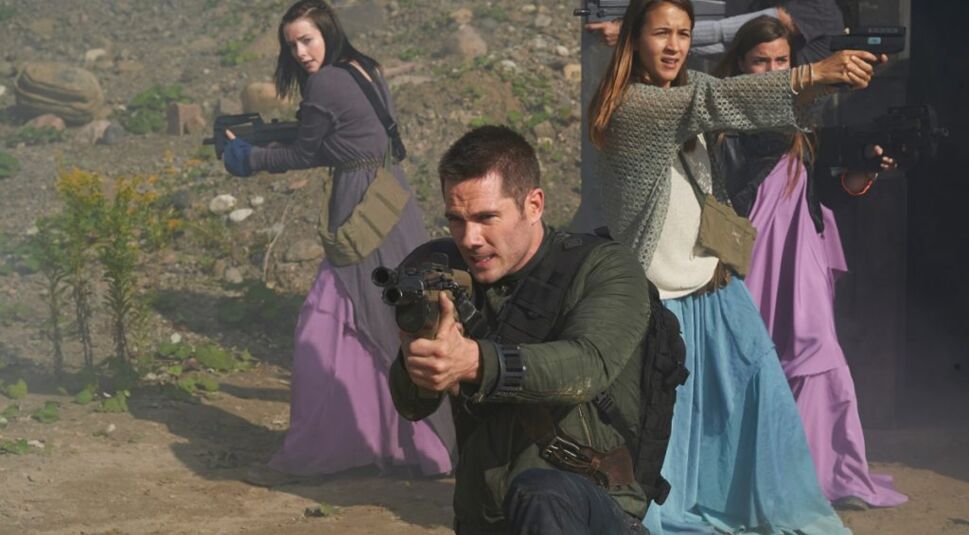 Luke Macfarlane in Killjoys