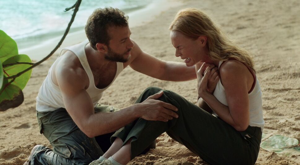 Kyle Schmid mit Kate Bosworth in The I-Land