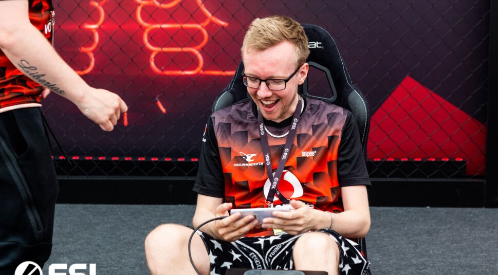 Pro-Gamer zockt sich warm für die Vodafone 5G Mobile Open.