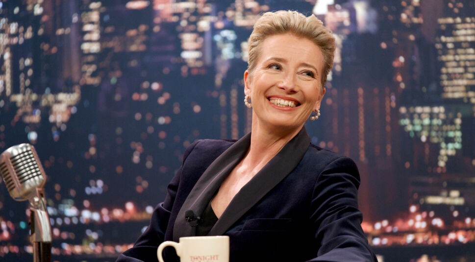 Katherine Newbury (Emma Thompson) moderiert die Show "Tonight with Katherine Newbury".