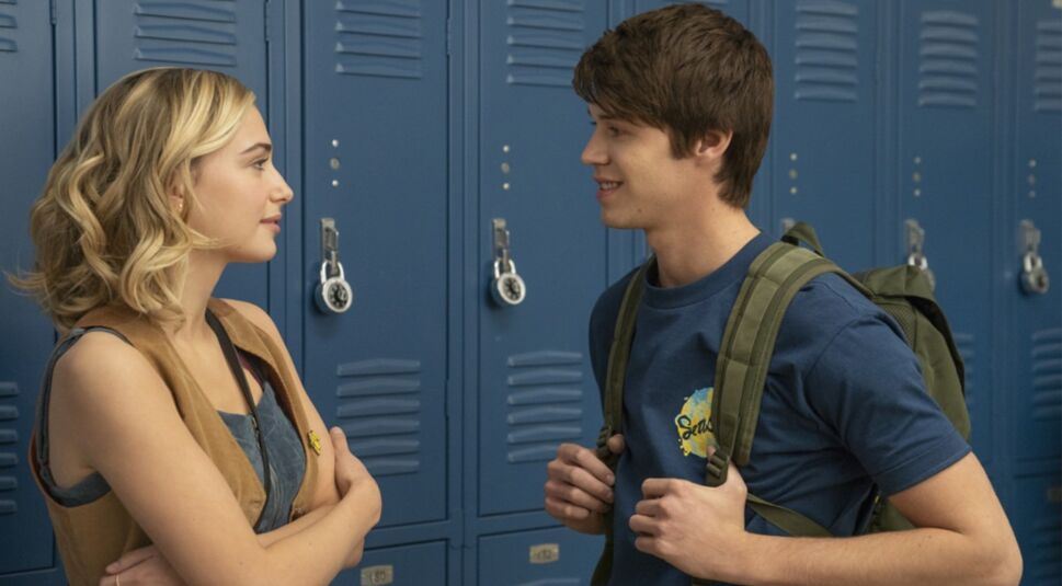 Colin Ford und Sophie Simnett in Daybreak