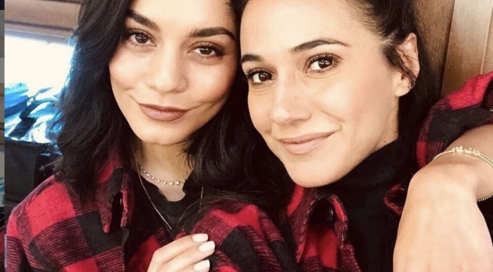  Emmanuelle Chriqui an der Seite von Vanessa Hudgens beim Dreh von The Knight Before Christmas | © Twitter/SleepyKittyPaw