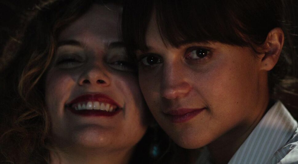 Wo die Erde bebt, Alicia Vikander, Riley Keough