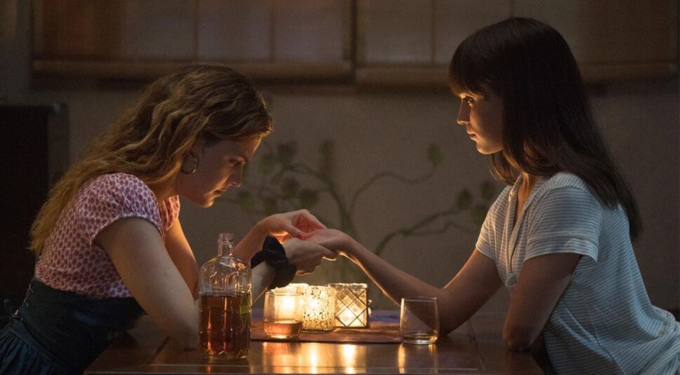 Wo die Erde bebt, Alicia Vikander, Riley Keough