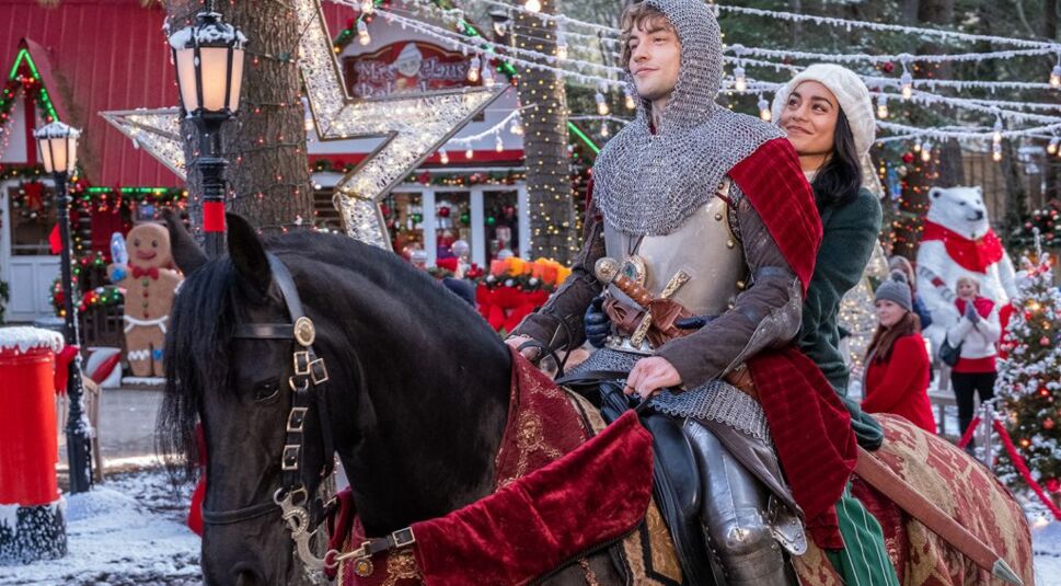  Eine unverhoffte romantische Begegnung zwischen der modernen Lehrerin und ihrem mittelalterlichen Ritter in The Knight Before Christmas | © Netflix