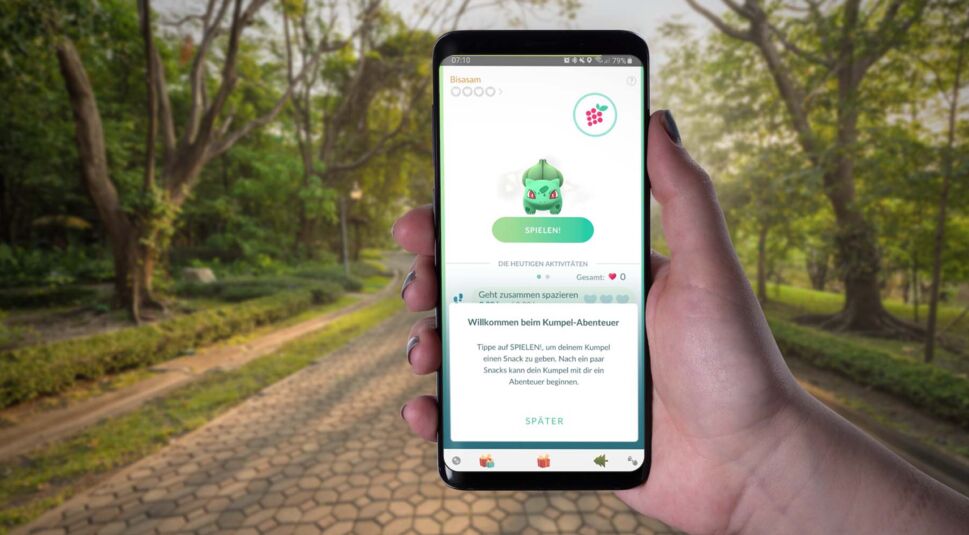 In Pokémon Go am Samsung Galaxy S9+ das neue Feature „Kumpel-Abenteuer” starten.