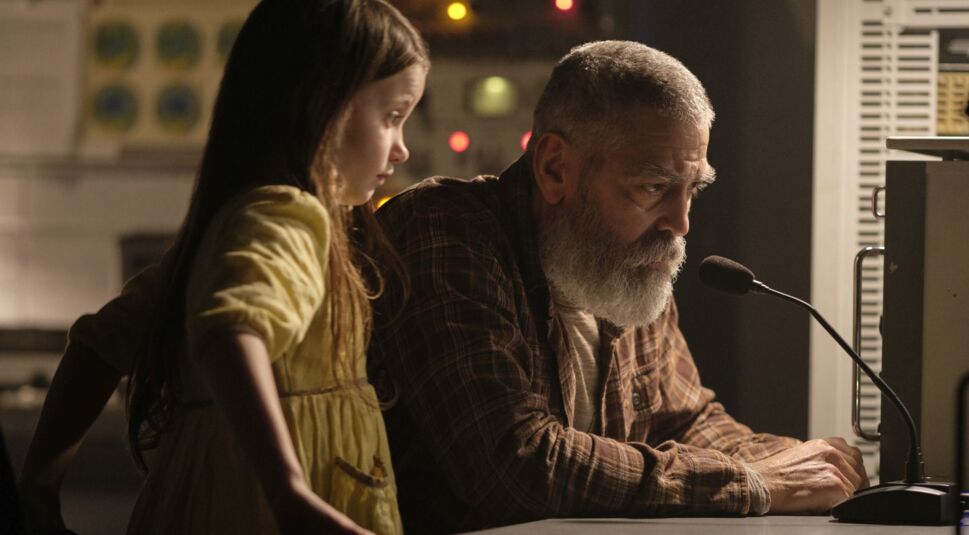 Caoilinn Springall und George Clooney in Netflix' "The Midnight Sky".