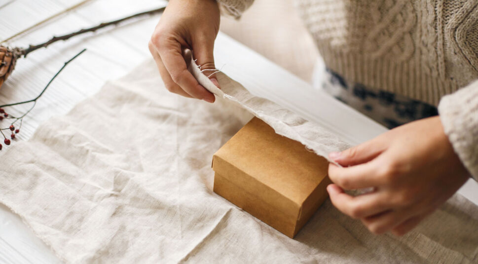  Zeitungen, Jutebeutel oder Wickeltücher: Bei umweltschonenden Verpackungen kannst Du kreativ werden.