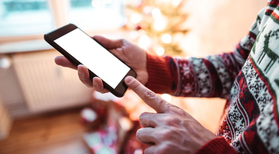 Ein Mann, der ein unglücklich gewähltes Geschenk online verkauft