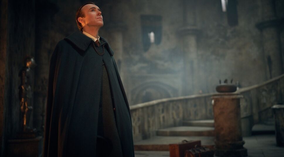 Dracula John Heffernan Schloss Netflix