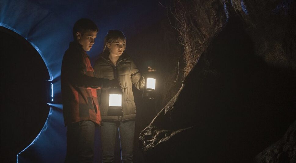 Connor Jessup und Emilia Jones in Locke & Key