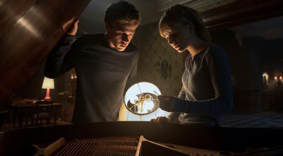 Connor Jessup und Emilia Jones in Locke & Key