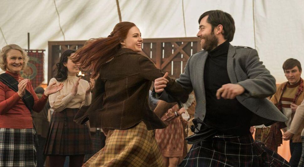 Sophie Skelton und Richard Rankin in Outlander