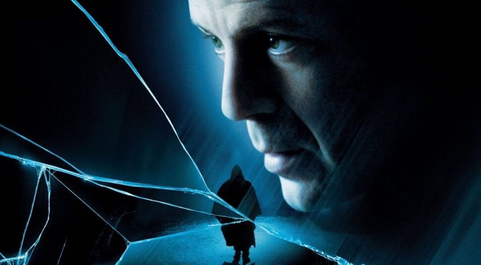 Bruce Willis in Unbreakable - Unzerbrechlich