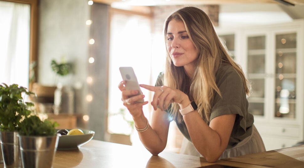 Eine Frau, die eine Personal-Food-Coach-App benutzt