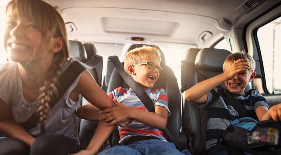Drei Kinder unterschiedlichen Alters im Auto