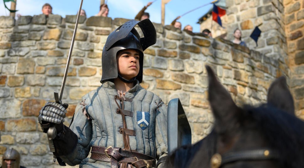 Amir Wilson in Der Brief für den König