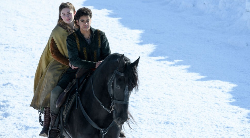 Ruby Ashbourne Serkis und Amir Wilson in Der Brief für den König