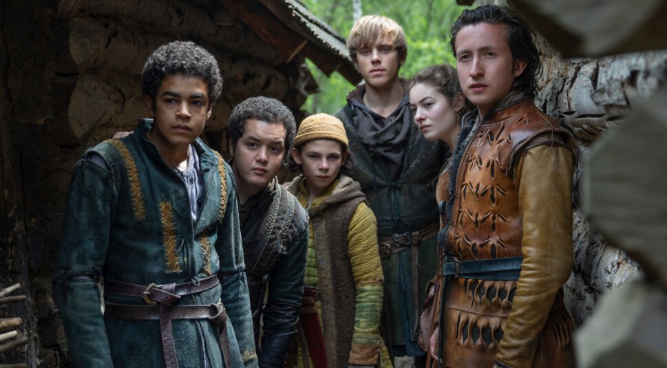 Amir Wilson, Islam Bouakkaz, Nathanael Saleh, Jack Barton, Ruby Ashbourne Serkis und Jonah Lees in Der Brief für den König