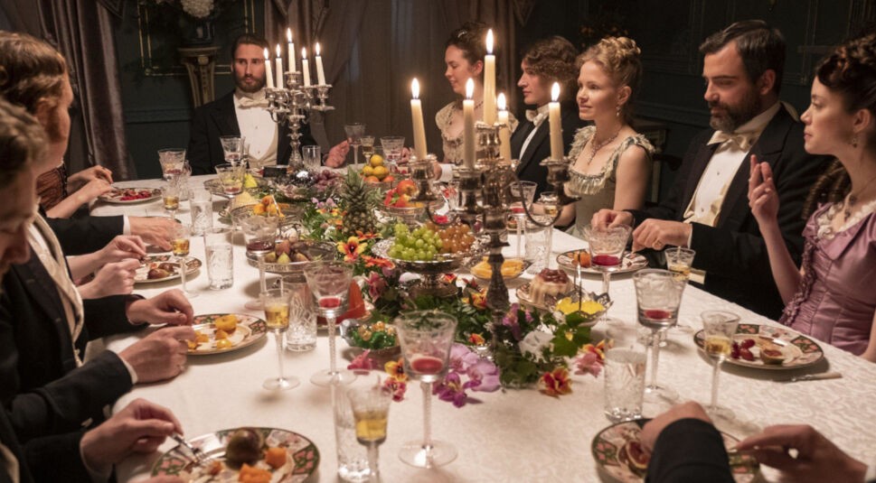 Edward Holcroft und Charlotte Hope in The English Game