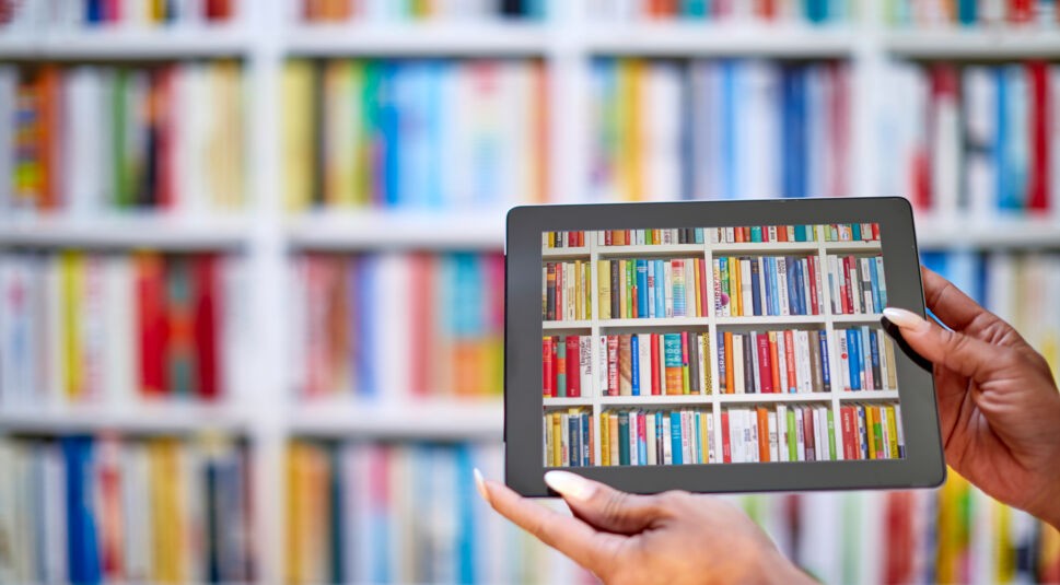 Das Foto eines Bücherregals ist auf einem Tablet-Display zu sehen.
