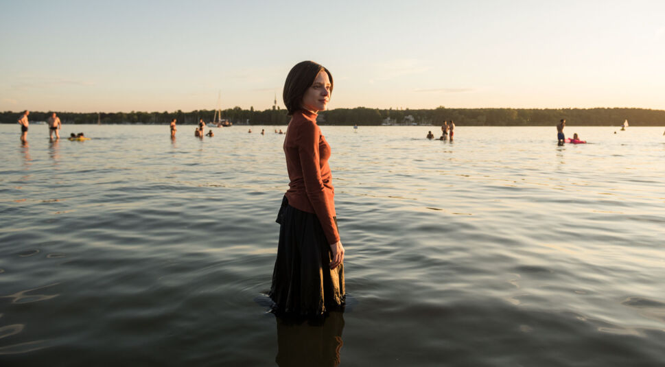 Esty (Shira Haas) im Wannsee