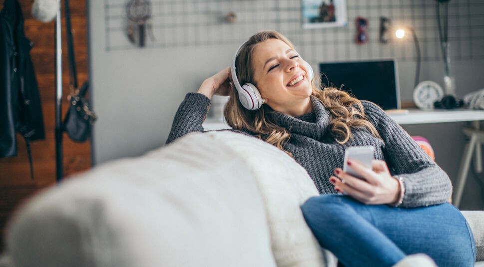 Frau freut sich über Kultur im Livestream