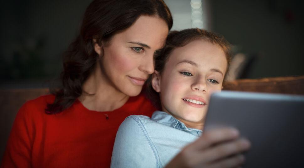 Stay at Home: Mutter und Tochter nutzen digitale Lerninhalte am Tablet