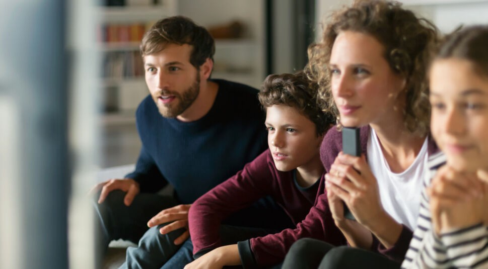 Stay at Home: Familie schaut GigaTV