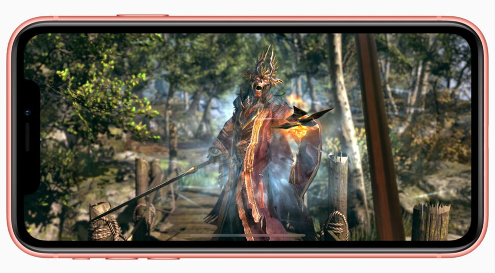Vorderseite des iPhone XR in Panorama-Ansicht mit Blick auf "The Elder Scrolls: Blades"