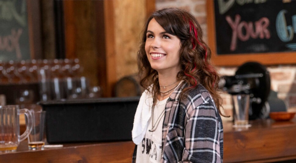 Carmen Flood als Sara in Brews Brothers bei Netflix