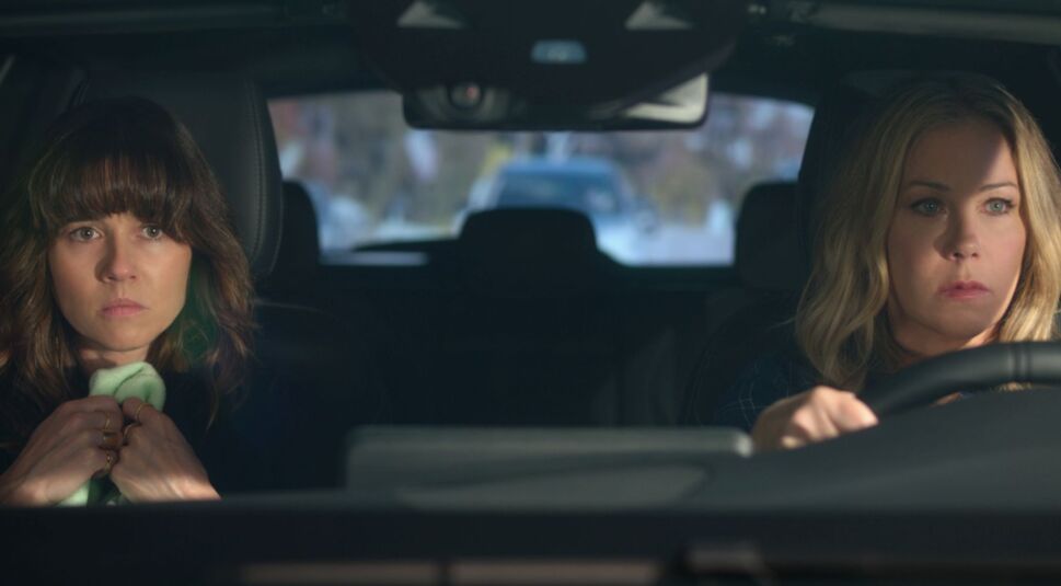 Judy und Jen in "Dead to Me" Staffel 2