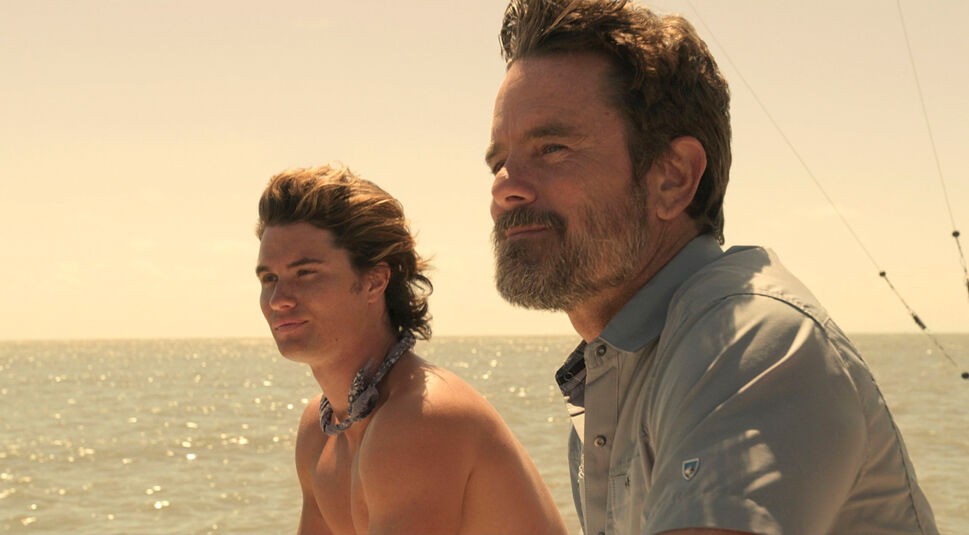 Chase Stokes und Charles Esten in Outer Banks